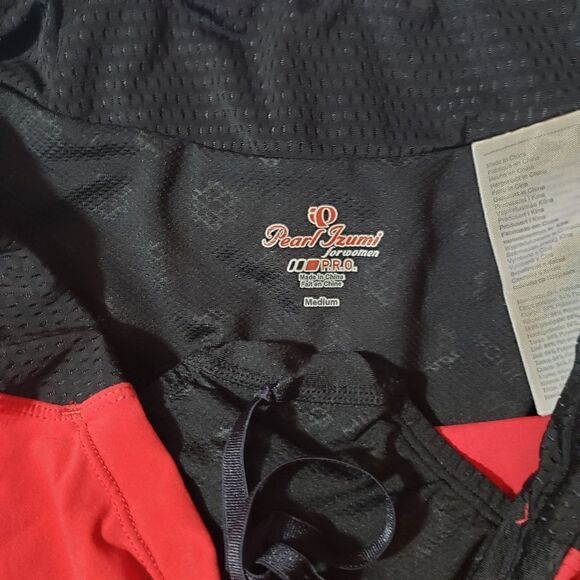 Pearl Izumi medium red black and white running shorts with zippered pocket - Picture 2 of 5